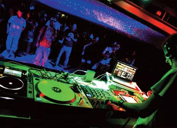 Illustration pour En direct des Electropicales (Saint-Denis, île de la Réunion) : « On n’a pas de Rex ici ! »