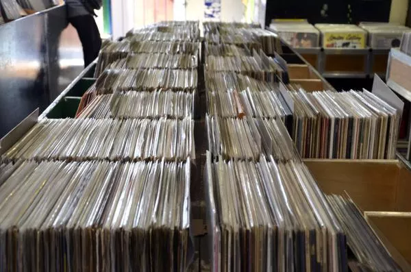 Illustration pour En Angleterre, le vinyle rapporte plus que le streaming