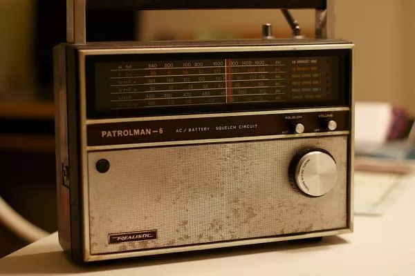 Illustration pour On ne va peut-être plus entendre cinquante fois le même morceau à la radio