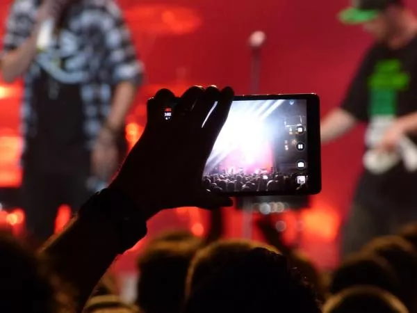 Illustration pour Smartphones interdits pendant les concerts&nbsp;: enfin une bonne nouvelle !