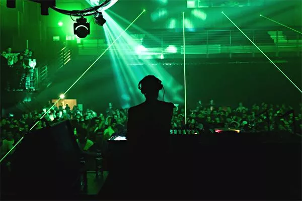 Illustration pour La croisière s&rsquo;amuse versus techno BTP&nbsp;: Astropolis, premier jour