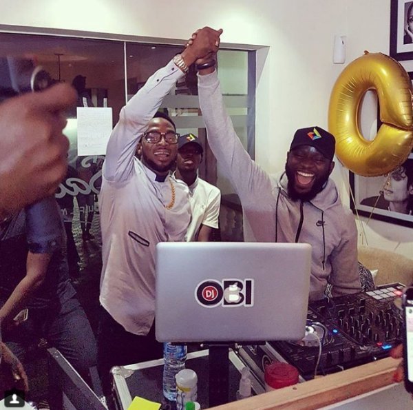 Illustration pour DJ Obi bat le record du DJ set le plus long du monde