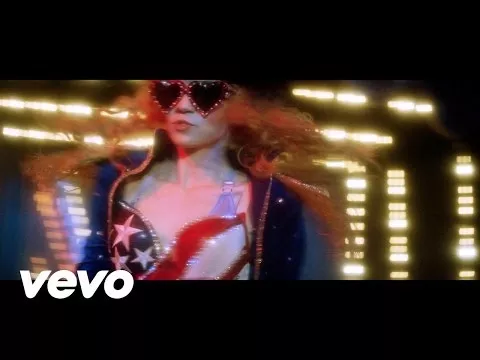 Illustration pour Grimes a sorti un nouveau clip&#8230; Et continue de décevoir