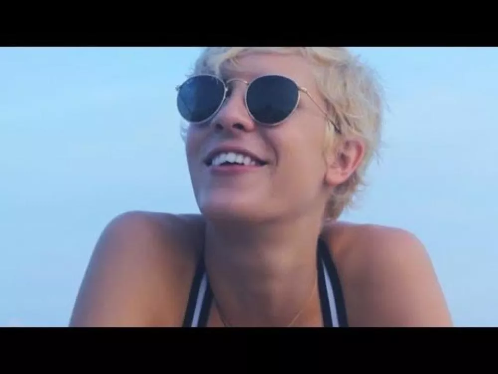 Illustration pour Clip&nbsp;: YACHT &#8211; « Plastic Soul »