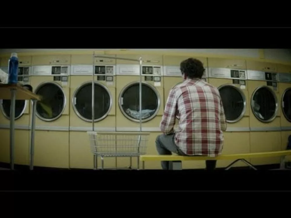 Illustration pour Clip&nbsp;: The Postal Service &#8211; « A Tattered Line of String »