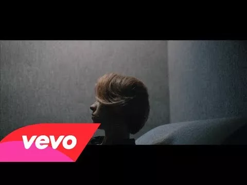 Illustration pour Clip&nbsp;: La Roux &#8211; « Let Me Down Gently »