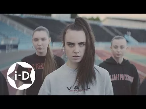 Illustration pour Clip&nbsp;: MØ &#8211; « Walk This Way »