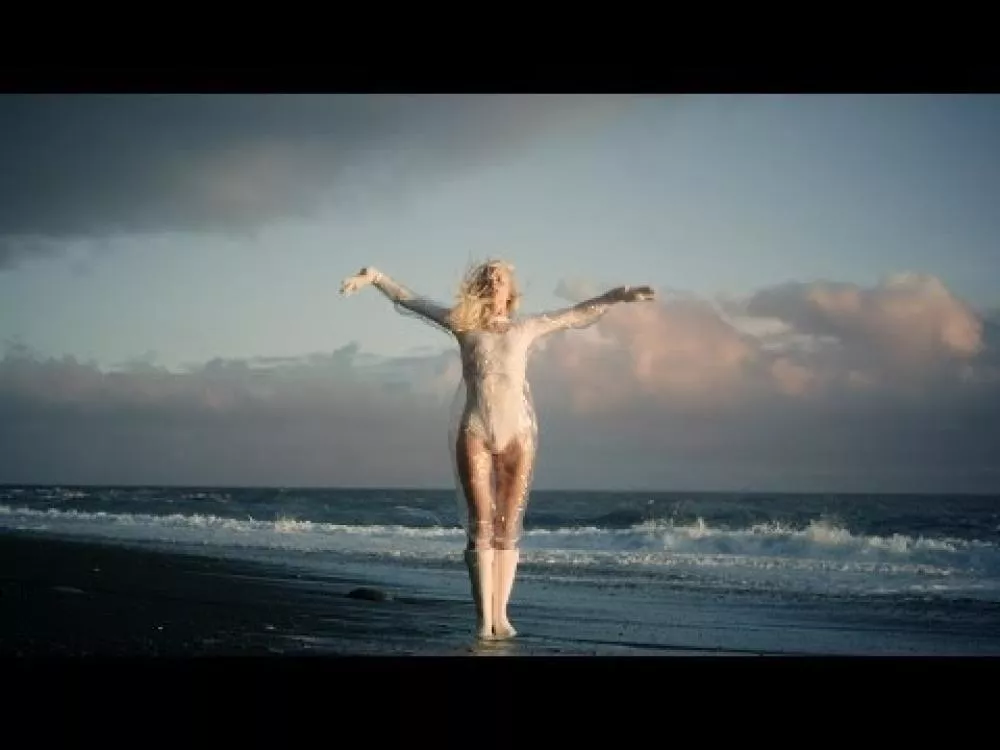 Illustration pour Clip&nbsp;: iamamiwhoami &#8211; « Fountain »