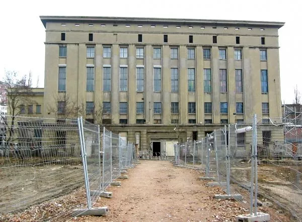 Illustration pour Le Berghain a été frappé par la foudre&#8230; Et tout le monde s&rsquo;est mis à poil