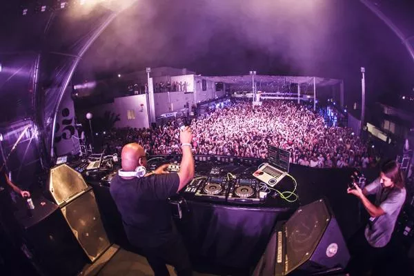 Illustration pour L&rsquo;Essential Mix de la semaine ? Oh, juste Carl Cox enregistré au Space