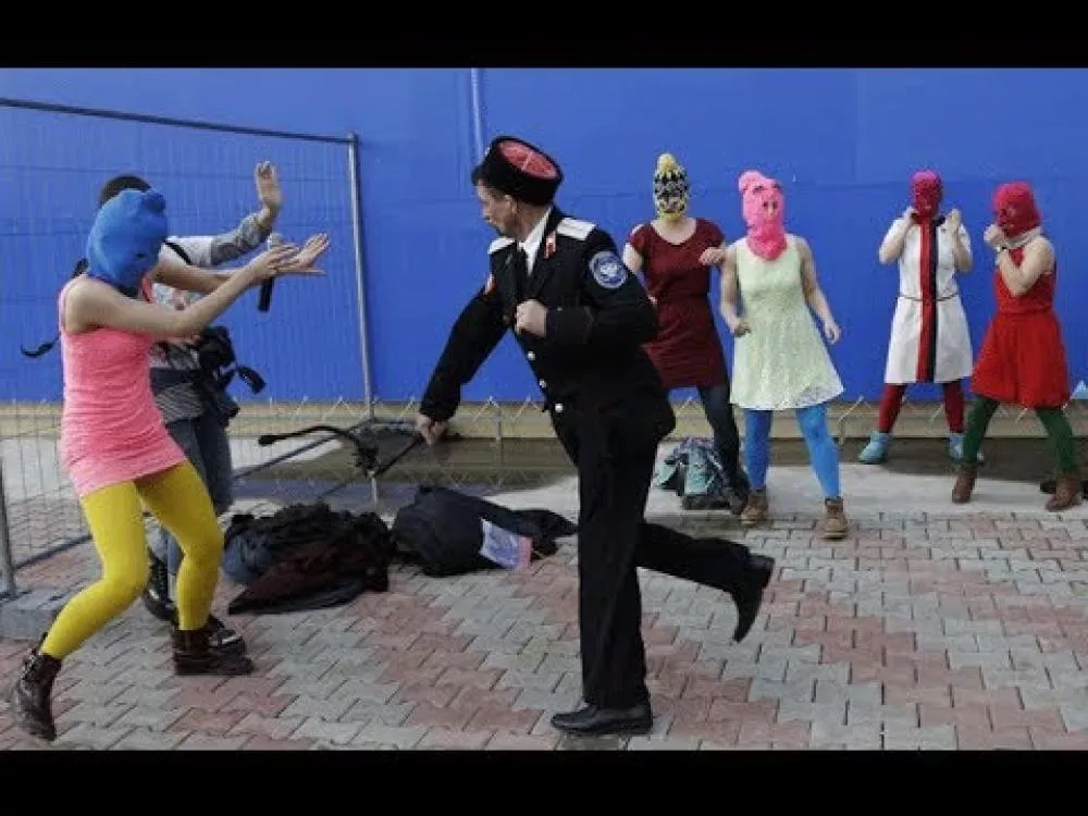Illustration pour Les Pussy Riot attaquées avec des fouets par une milice