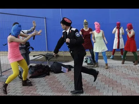 Illustration pour Les Pussy Riot attaquées avec des fouets par une milice
