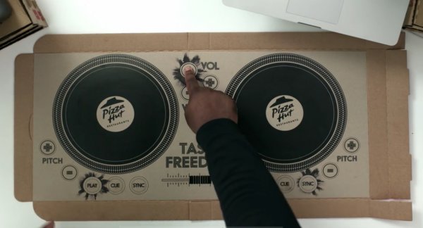 Illustration pour Pizza Hut a créé des platines dans ses boites à pizza