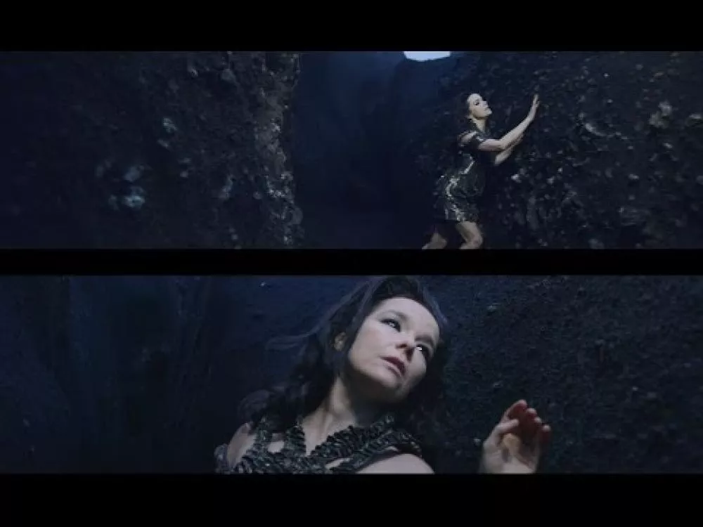Illustration pour L&rsquo;impressionnante nouvelle version du clip « Black Lake » de Björk