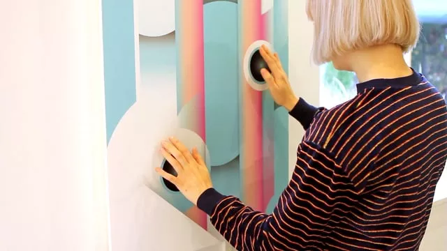 Illustration pour Vidéo : jouer du thérémine et du synthé avec un poster est désormais possible