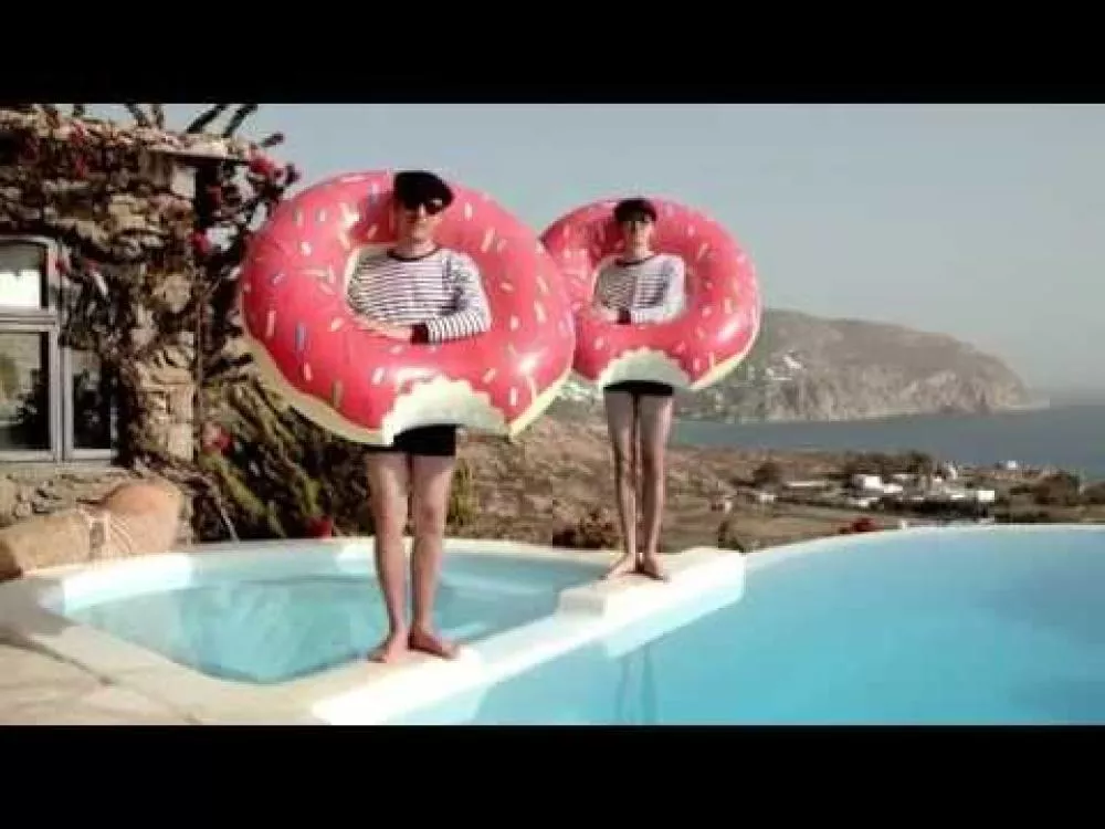 Illustration pour We Are Enfant Terrible &#8211; « La Femme Aux Faux Cils »