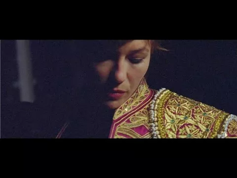 Illustration pour Mina Tindle en toréador dans son nouveau clip