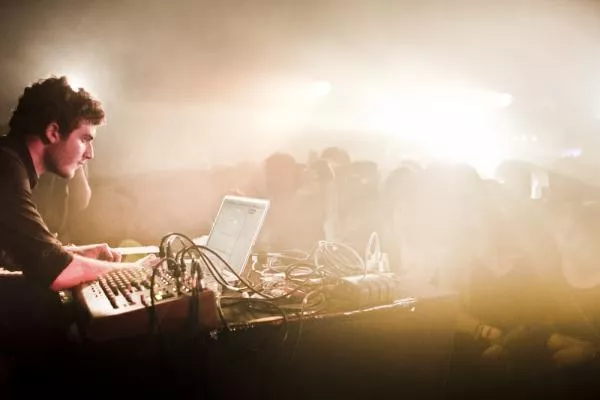 Illustration pour Nicolas Jaar diffuse six heures de musique non-stop