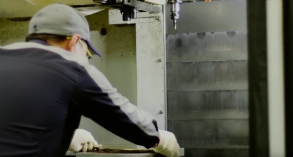 Illustration pour Une vidéo pour tout savoir sur la fabrication des platines Technics