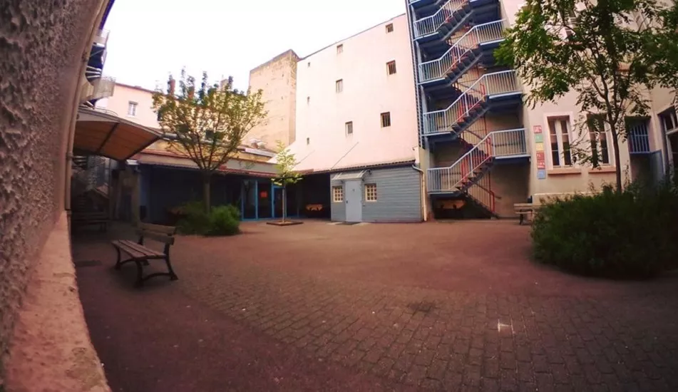 Illustration pour Carton-Pâte Records organise une grosse fête house dans un lycée lyonnais