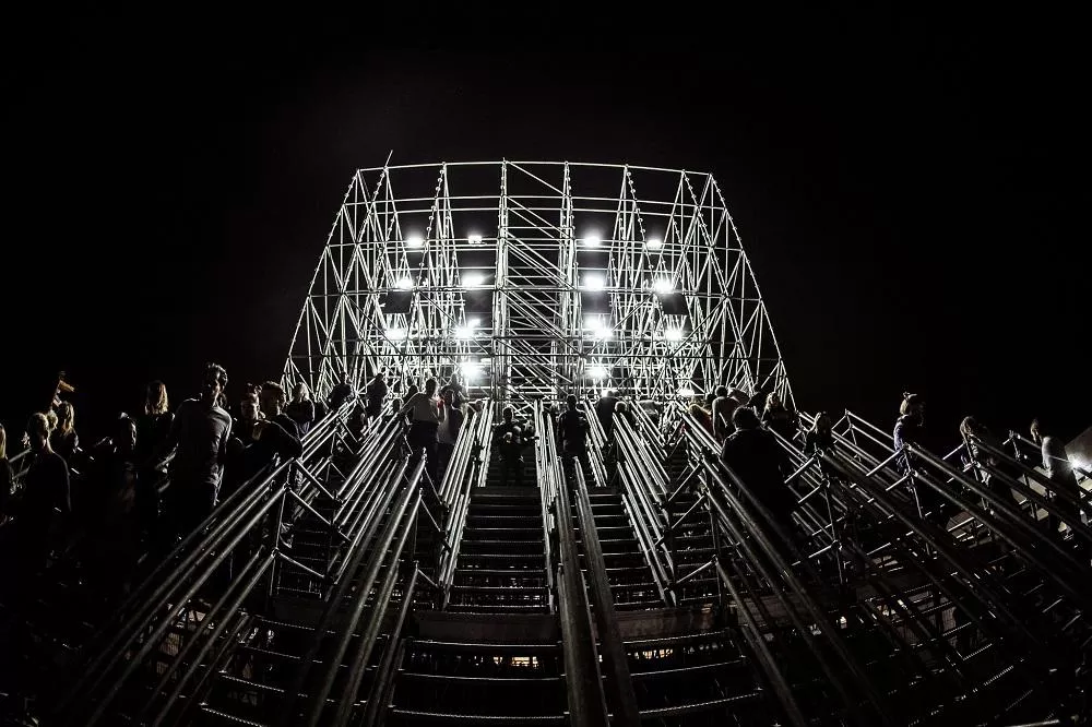 Illustration pour photo: @[232306510283671:tomdomscom]