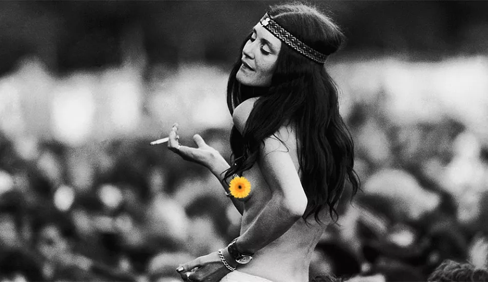 Illustration pour Un concert réservé aux naturistes pour fêter les 50 ans du mouvement hippie !