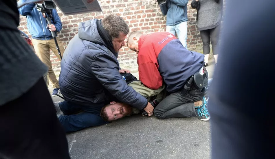 Illustration pour Le photojournaliste Jacob Khrist en garde à vue pour « complicité d’exhibition sexuelle » et « rébellion »