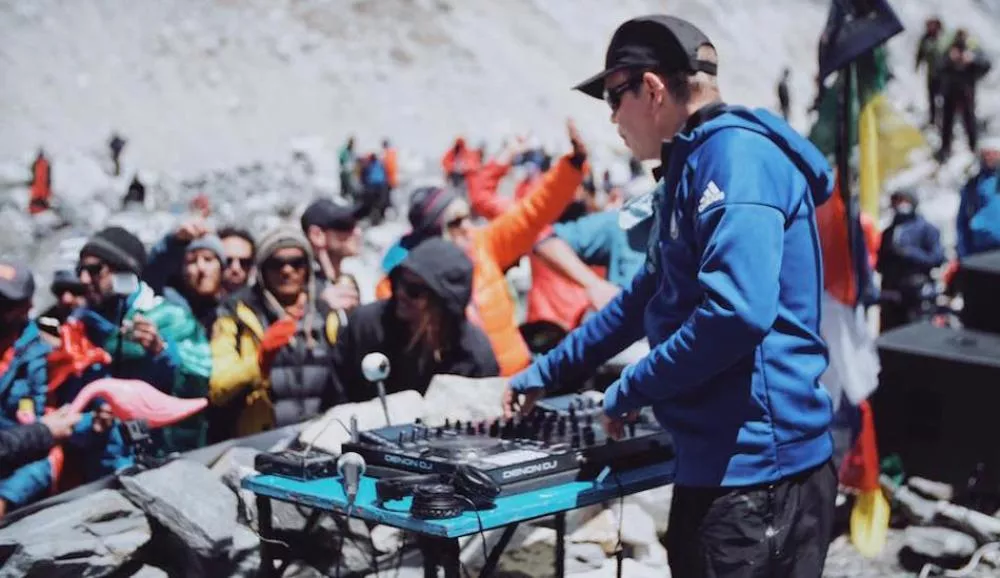 Illustration pour Le DJ Paul Oakenfold profite de son trek au Népal pour donner un concert à 5380 mètres d&rsquo;altitude