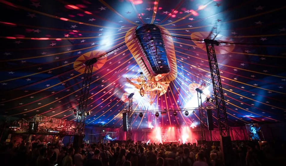 Illustration pour Rap anglais, Mad Max et marionnettes : la mayennaise a pris Au Foin de la rue