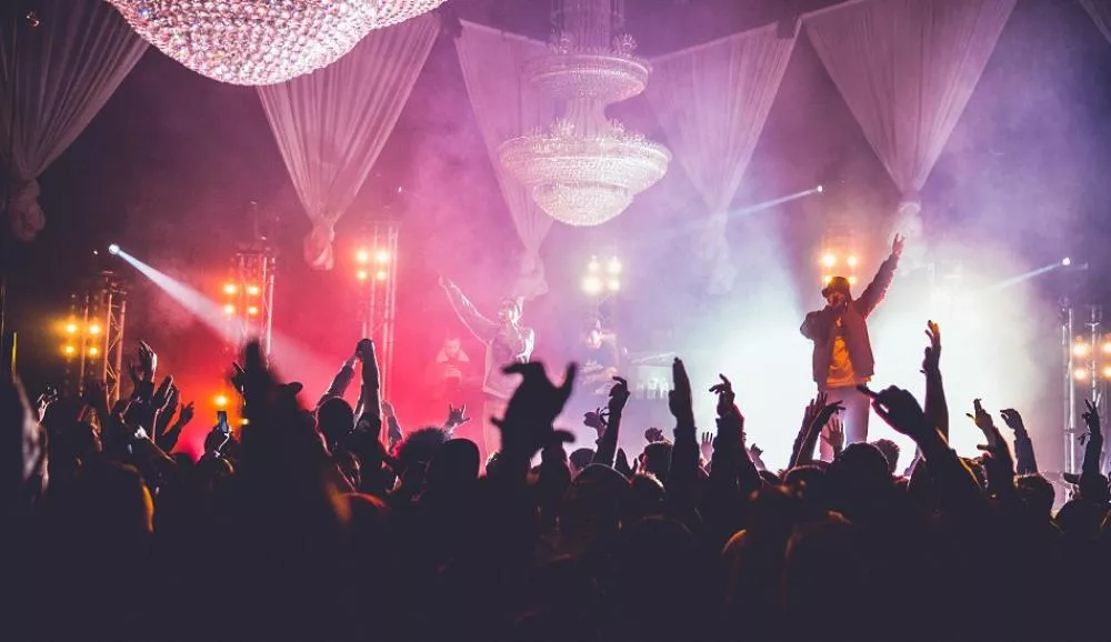 Illustration pour Roméo Elvis, DJ AZF, Le Bask, N&rsquo;To&#8230; Ne cherchez pas, c&rsquo;est au FCKNYE à Bruxelles qu&rsquo;on va passer le Nouvel An