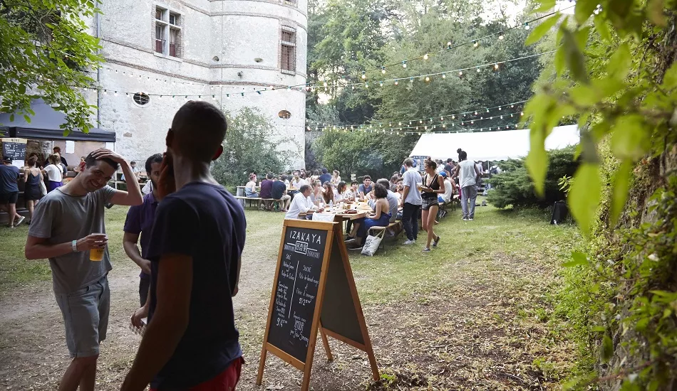 Illustration pour La Douve Blanche, festival entre bons sons et bonne bouffe, étoffe sa programmation 2018 !