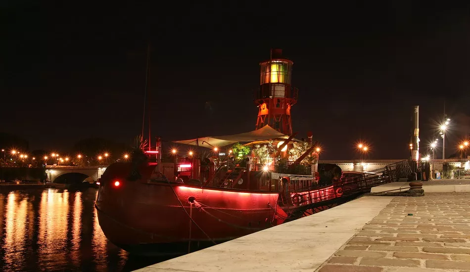 Illustration pour Le Batofar ferme ses portes&#8230; pour devenir un club de salsa ?