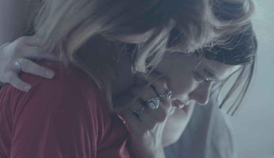 Illustration pour Soko dévoile un clip intime pour sa reprise de « Diabolo Menthe » d&rsquo;Yves Simon
