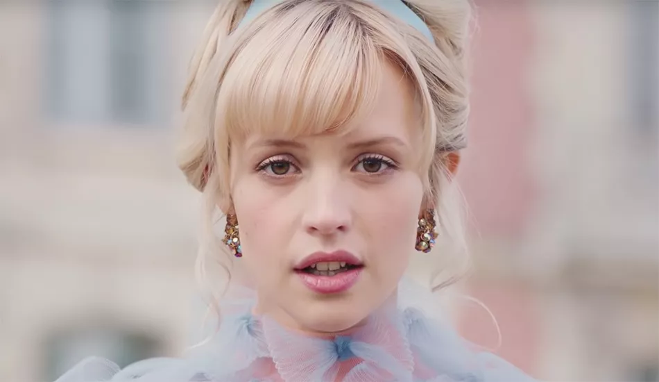 Illustration pour Cours de consentement dans le clip de « Balance ton quoi » d&rsquo;Angèle
