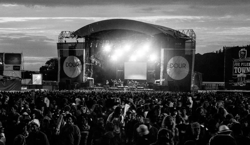 Illustration pour Tsugi daily : la police installe des cachots en plein air au festival de Dour pour lancer les festivités…