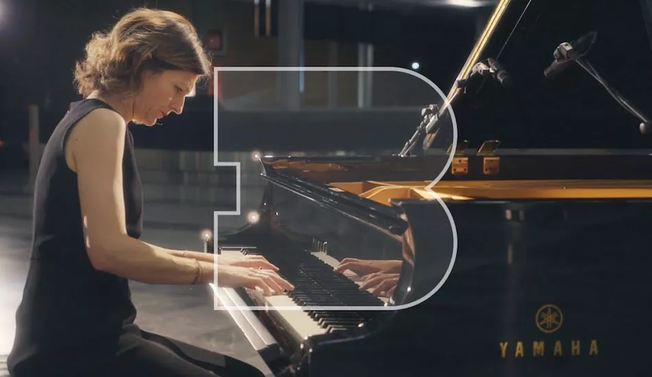 Illustration pour Tsugi Daily&nbsp;: Vanessa Wagner joue du piano dans l&rsquo;aéroport d&rsquo;Orly&#8230;