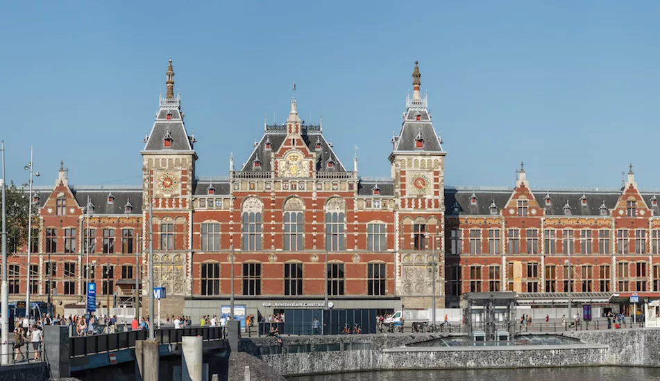 Illustration pour Avis aux voyageurs&nbsp;: deux raves vont avoir lieu à la gare centrale d&rsquo;Amsterdam