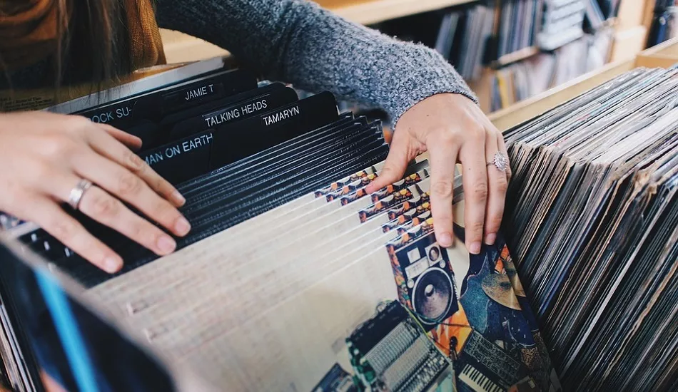 Illustration pour Tsugi Daily&nbsp;: Europe 1 va vendre 3500 vinyles aux enchères&#8230;