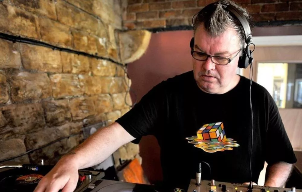 Illustration pour Dave Booth, DJ historique du Manchester de Joy Division est décédé