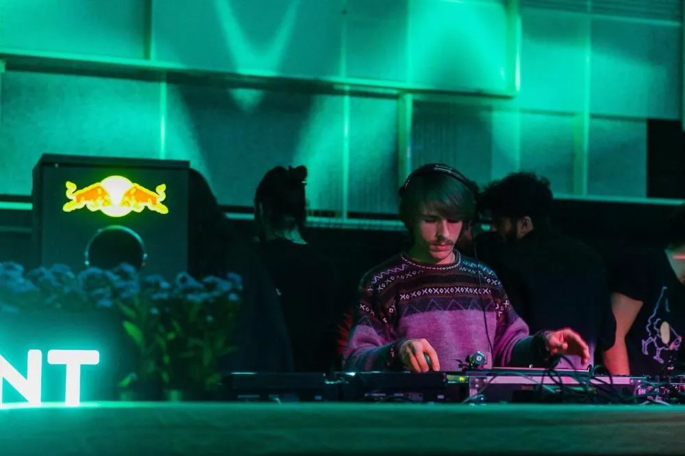 Illustration pour Un DJ russe risque l’extradition pour blanchiment d’argent et activités illicites sur le dark Web