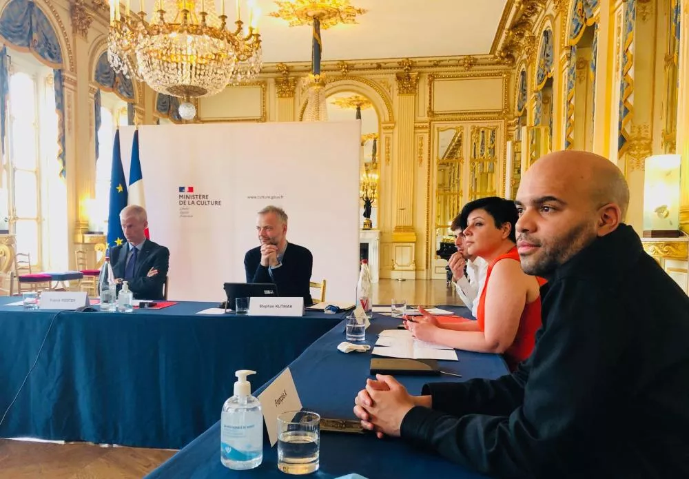 Illustration pour ministre de la culture et les représentants du monde de la nuit