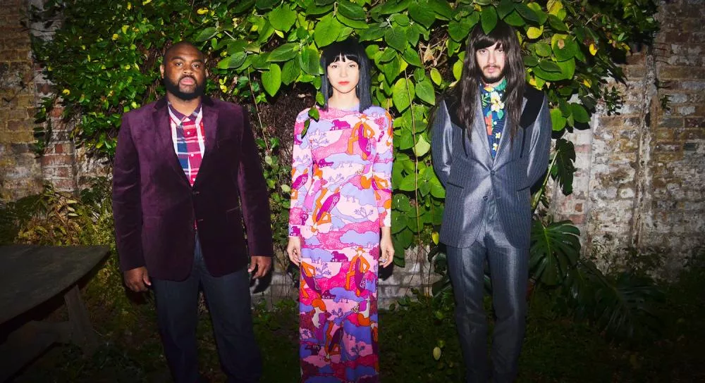 Illustration pour khruangbin-web-width_1982_height_1079_x_14_y_7
