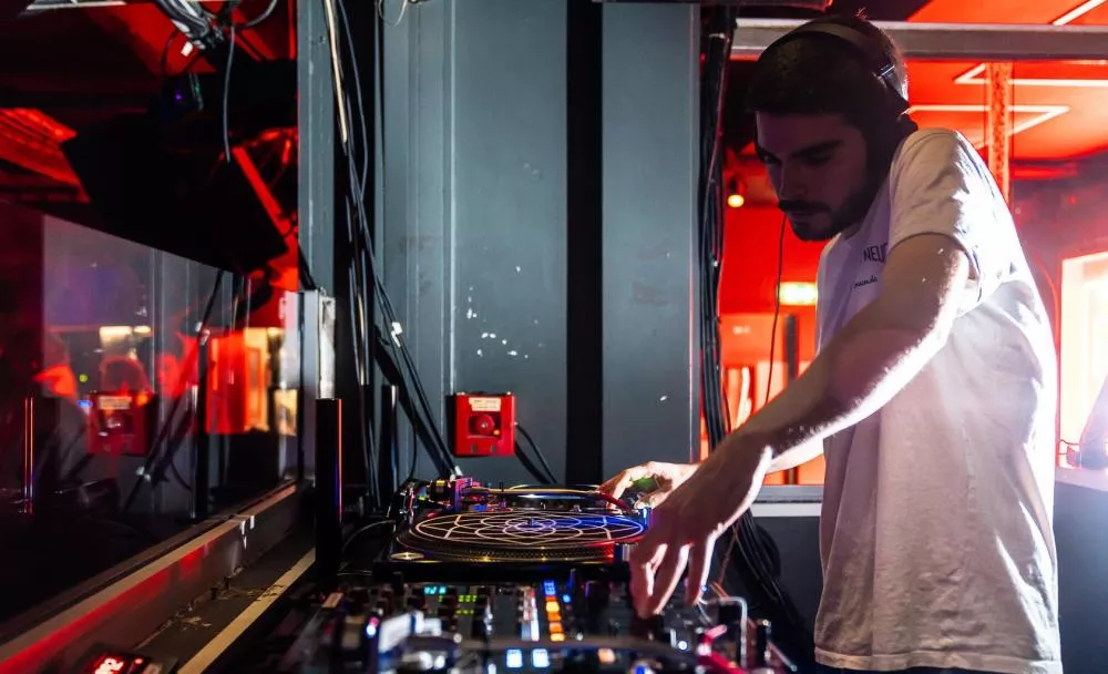 Illustration pour Ça fait 4 ans que Pont Neuf Records défend la house made in France