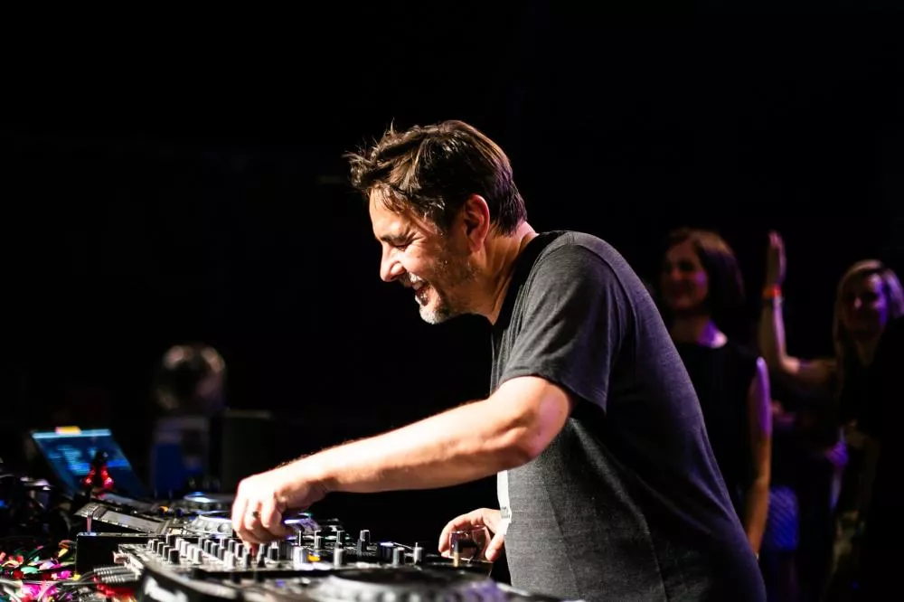 Illustration pour Un (nouveau) mix de 7h de Laurent Garnier pour danser malgré le confinement
