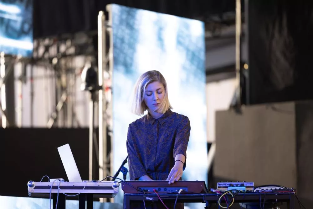 Illustration pour 👀 La techno de Romane Santarelli dans un clip déroutant façon Midsommar