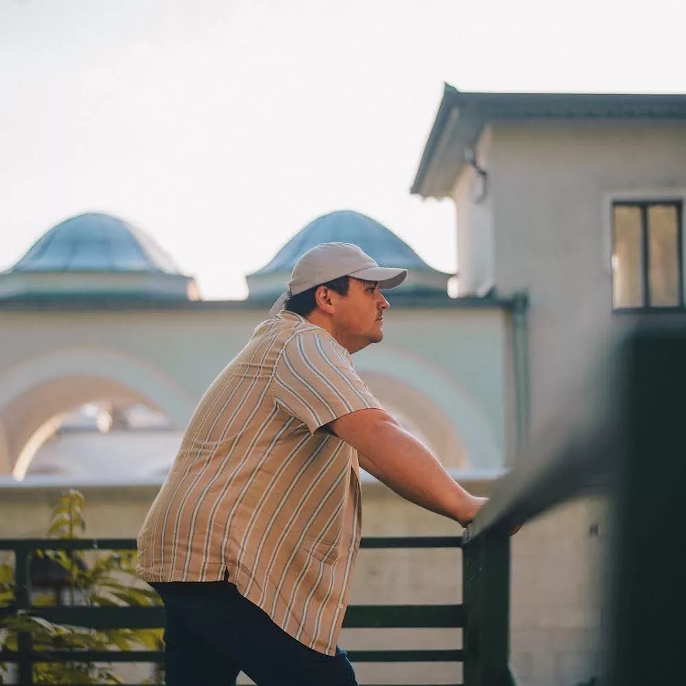 Illustration pour Sarajevo, la trentaine&#8230; l&rsquo;interview de Hector Gachan, voyageur bedroom pop