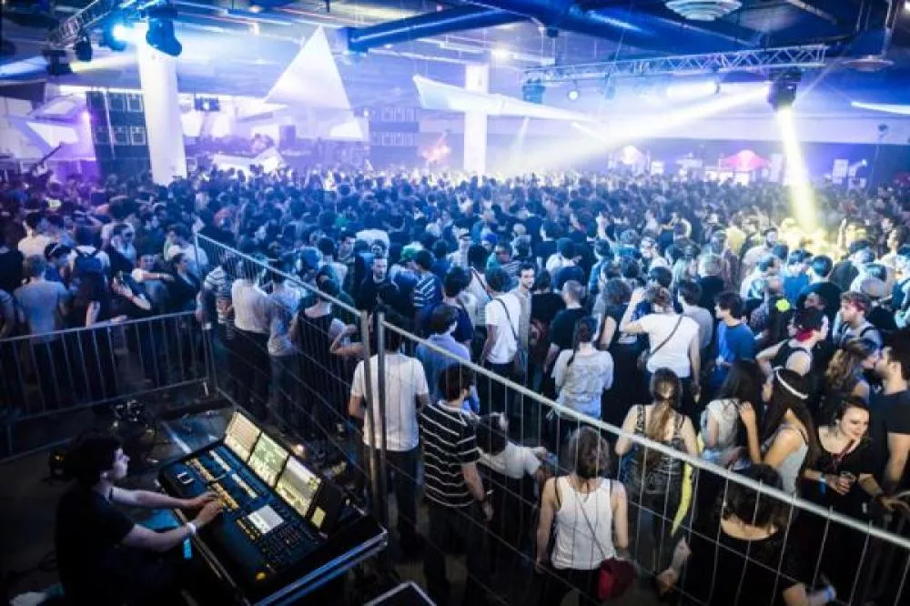 Illustration pour La techno underground fait de la résistance !