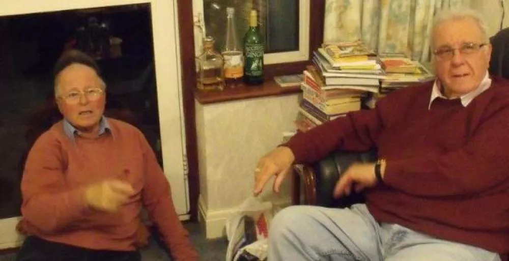 Illustration pour « Dear The Stranglers »&nbsp;: deux retraités écrivent des lettres hilarantes aux rock stars