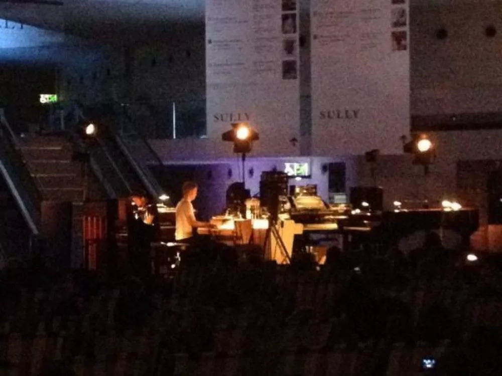 Illustration pour En direct de la performance de six heures de Nils Frahm x Ólafur Arnalds @ Louvre