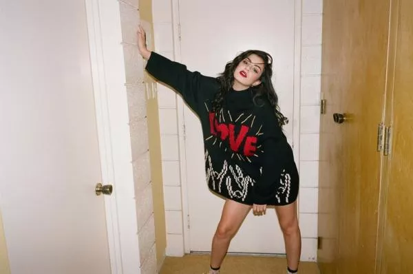 Illustration pour Et si Charli XCX sauvait la pop ?